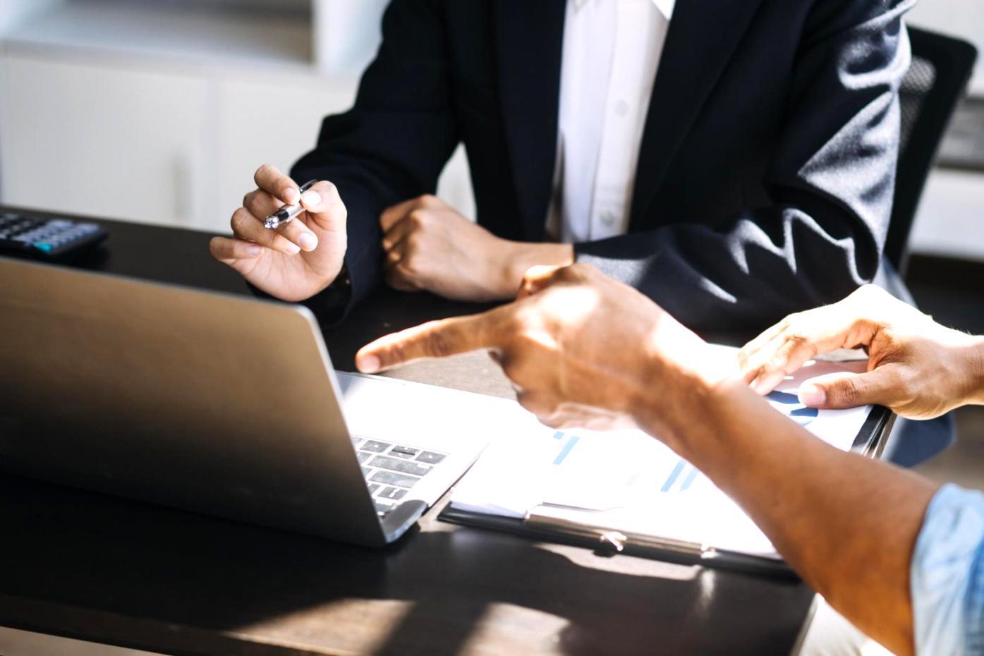 Teilnehmer während einer intensiven Lerneinheit zur Lebensmission