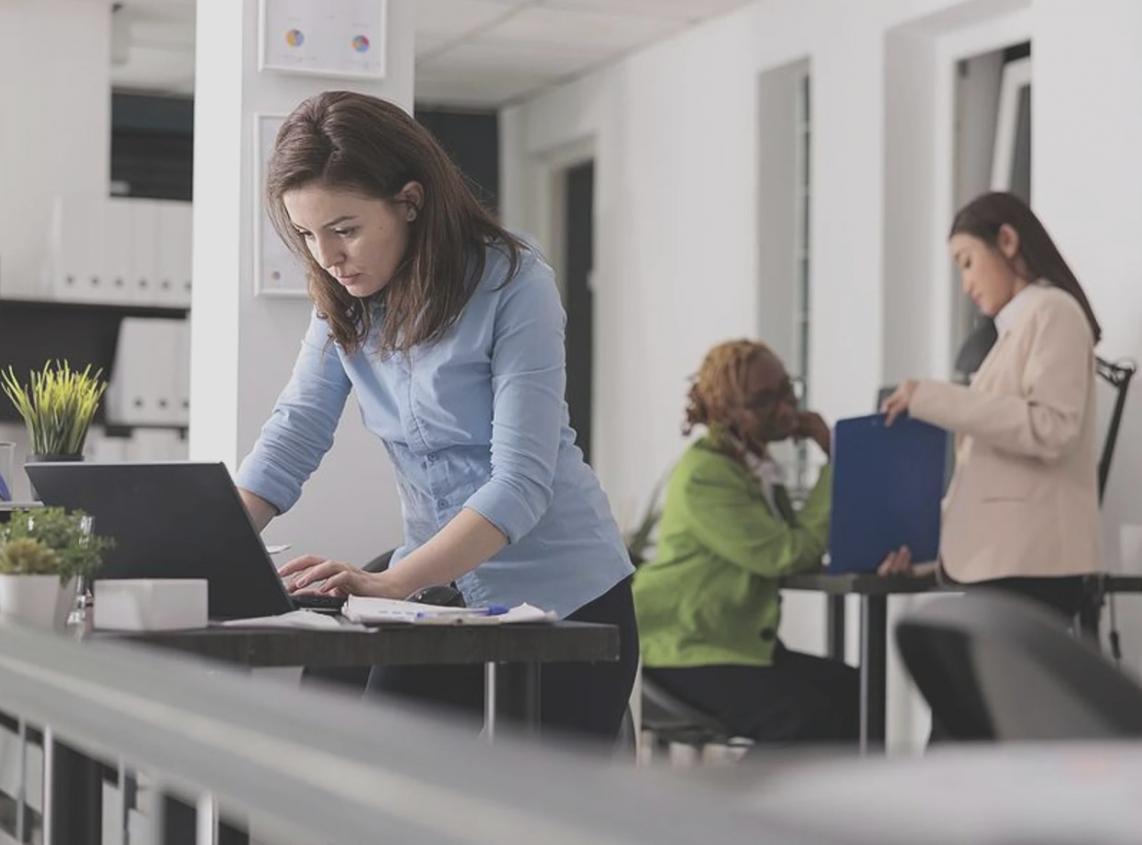 Moderne Lernumgebung mit digitalen Werkzeugen für persönliche Entwicklung